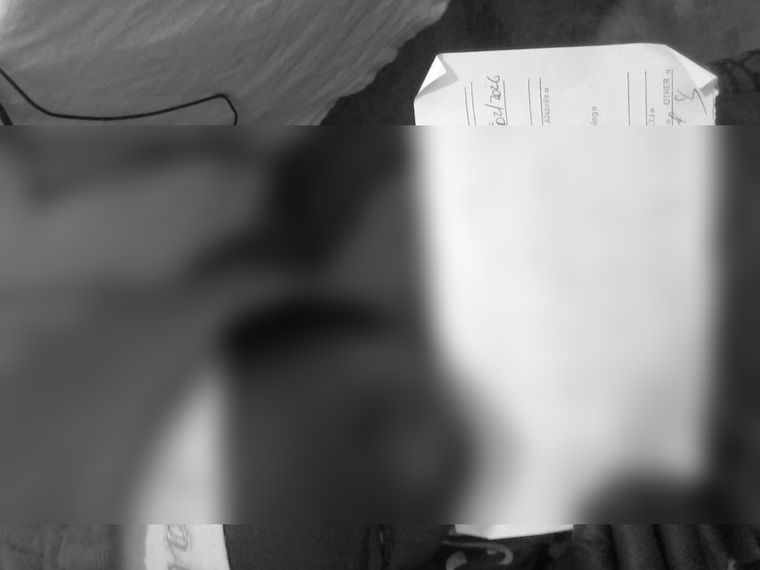 진료 기록을 들고 있는 아이
