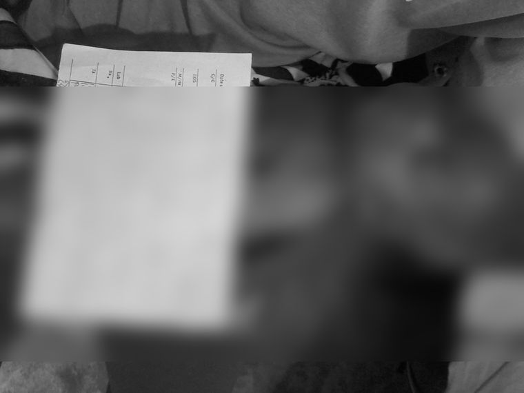 진료 기록을 들고 있는 아이