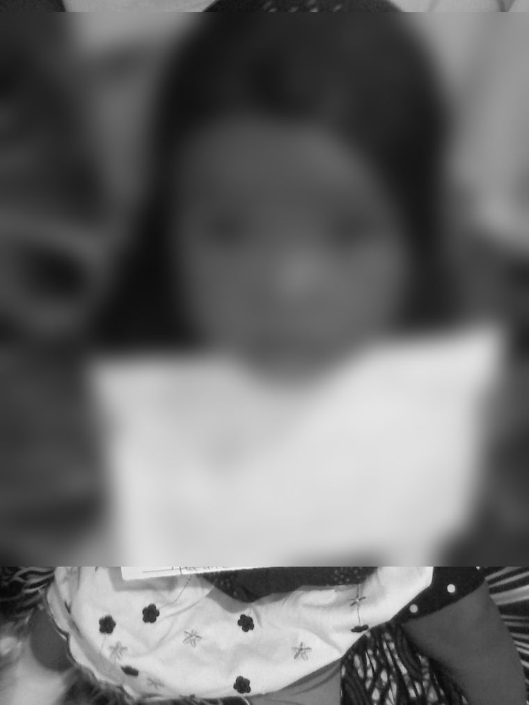 진료 기록을 들고 있는 아이