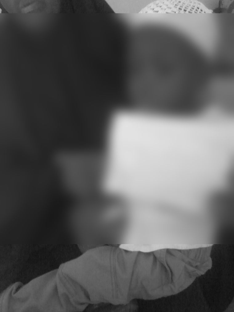 진료 기록을 들고 있는 아이