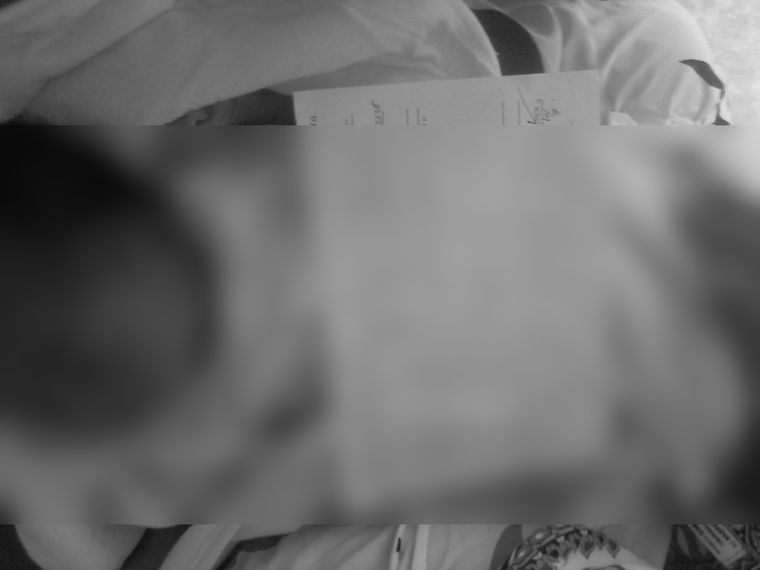 진료 기록을 들고 있는 아이