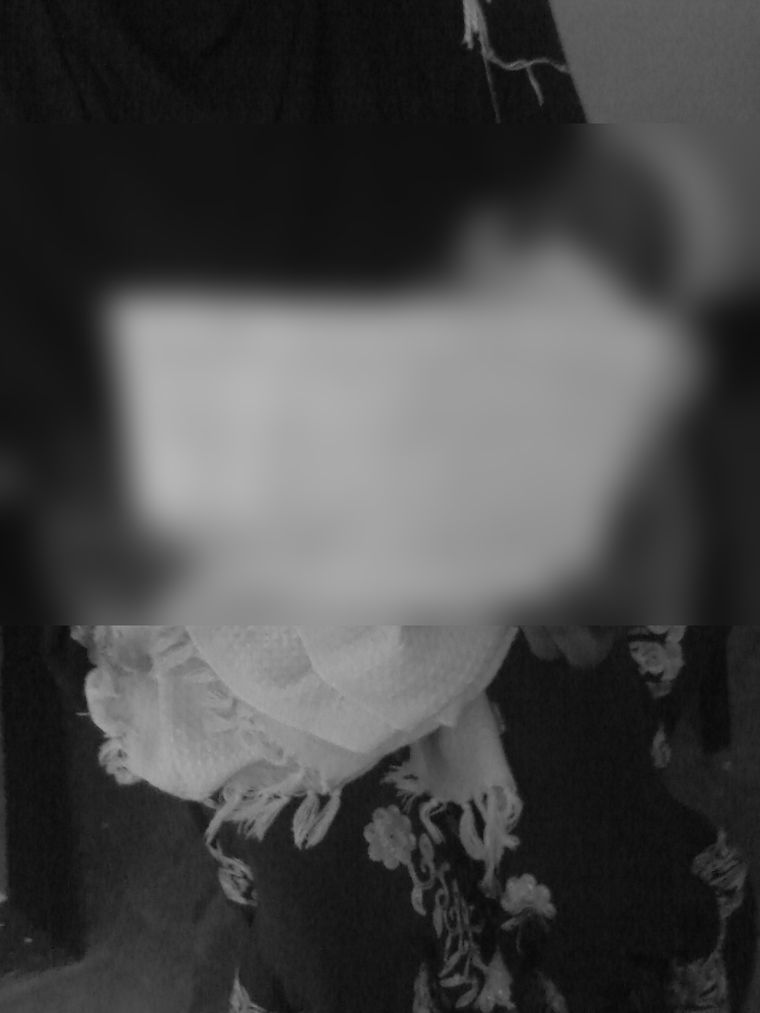 진료 기록을 들고 있는 아이