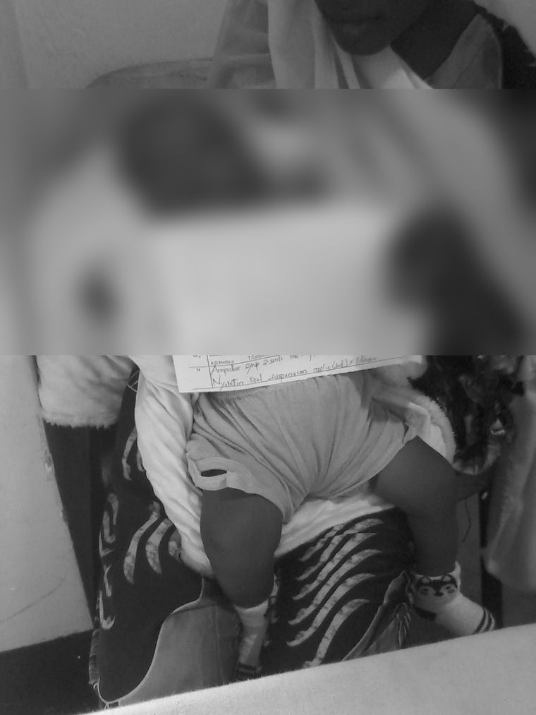 진료 기록을 들고 있는 아이