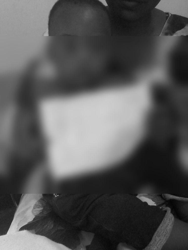 진료 기록을 들고 있는 아이