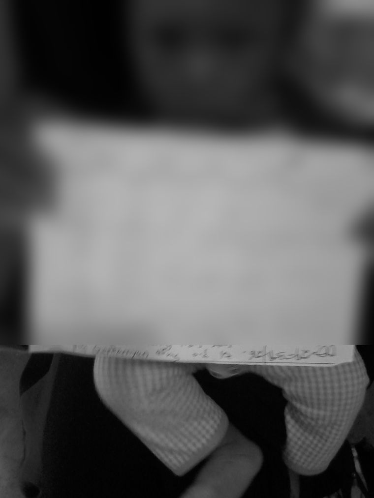 진료 기록을 들고 있는 아이