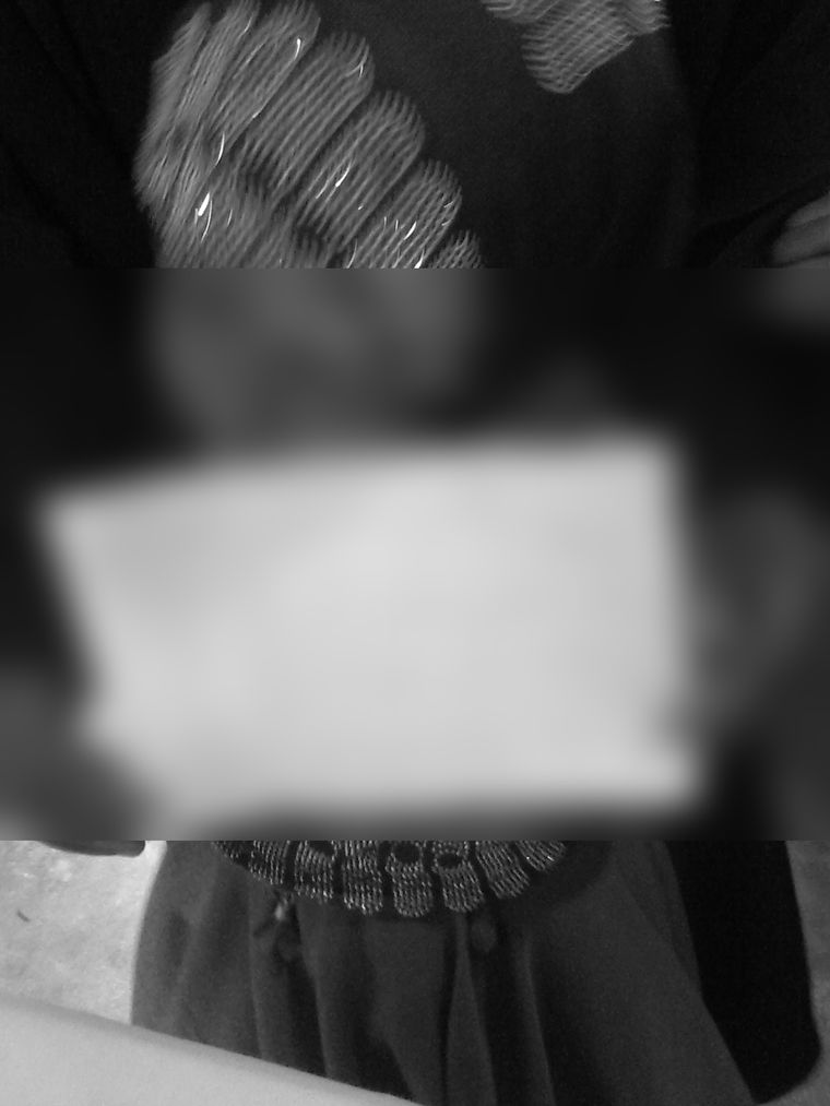 진료 기록을 들고 있는 아이