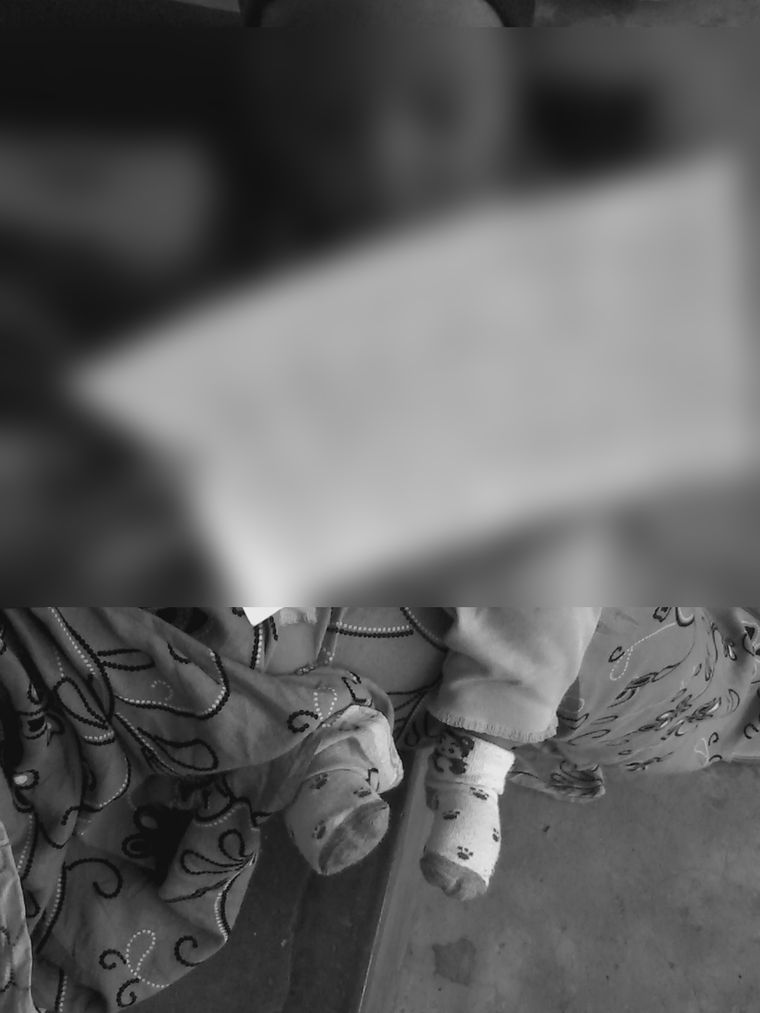 진료 기록을 들고 있는 아이