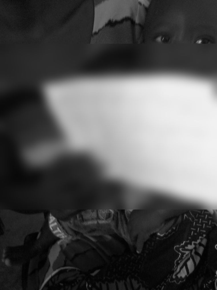 진료 기록을 들고 있는 아이