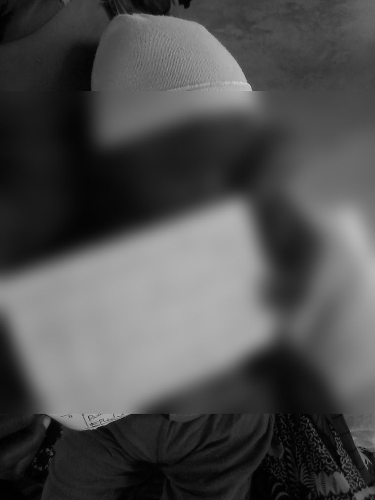 진료 기록을 들고 있는 아이