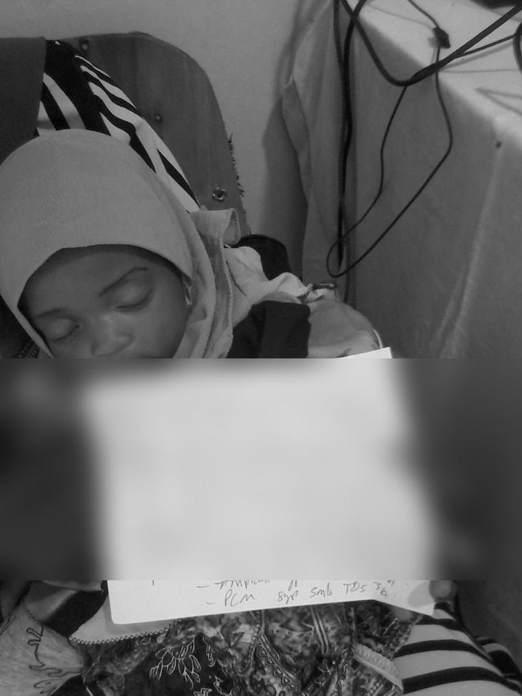 진료 기록을 들고 있는 아이