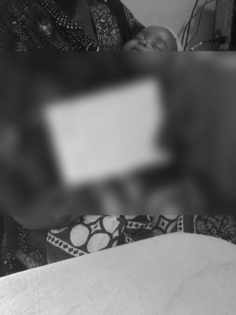 진료 기록을 들고 있는 아이