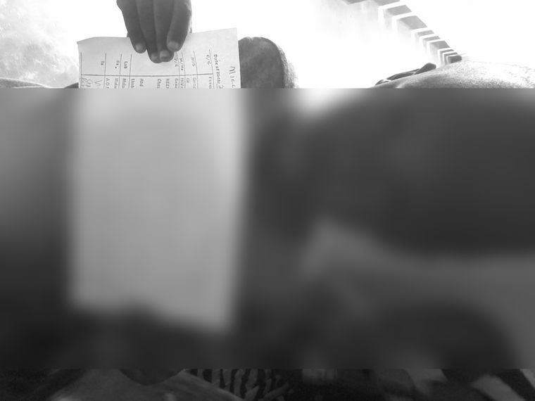 진료 기록을 들고 있는 아이