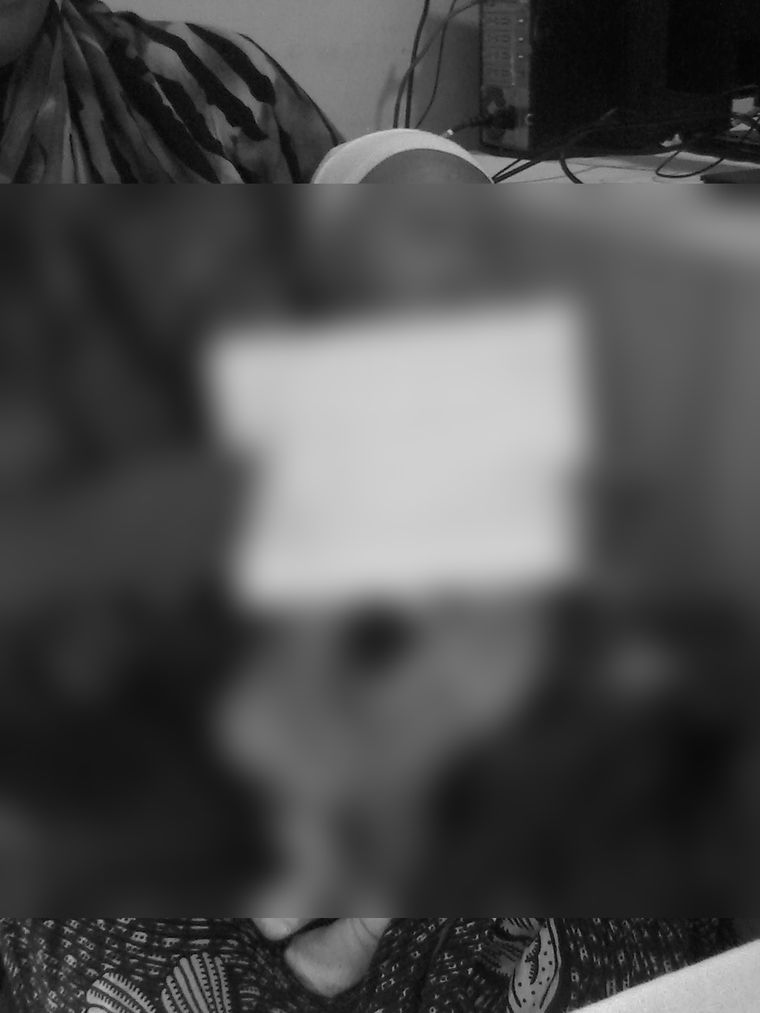 진료 기록을 들고 있는 아이
