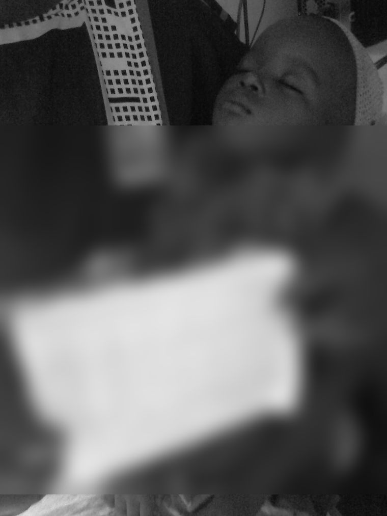 진료 기록을 들고 있는 아이