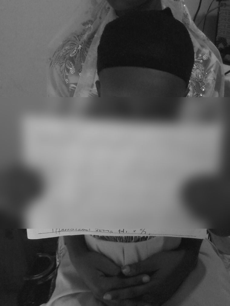 진료 기록을 들고 있는 아이