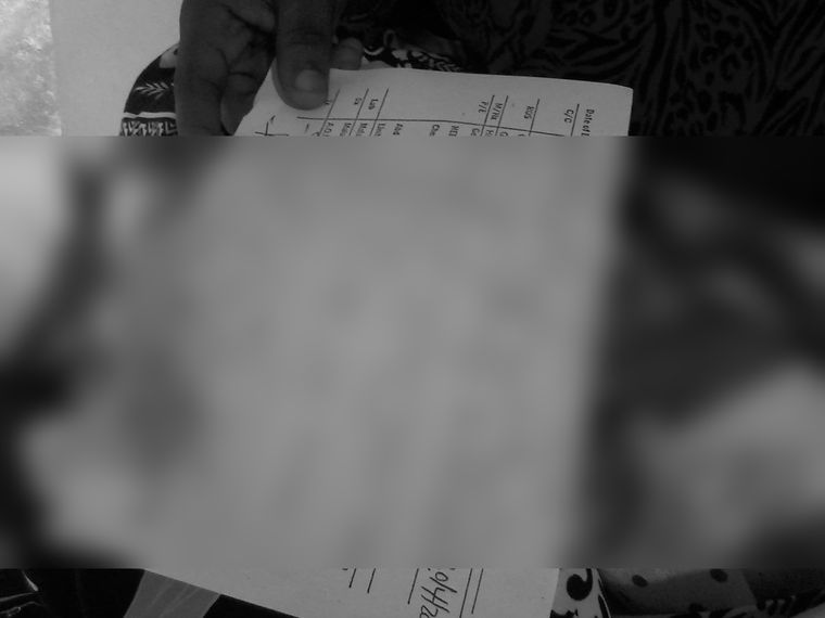 진료 기록을 들고 있는 아이
