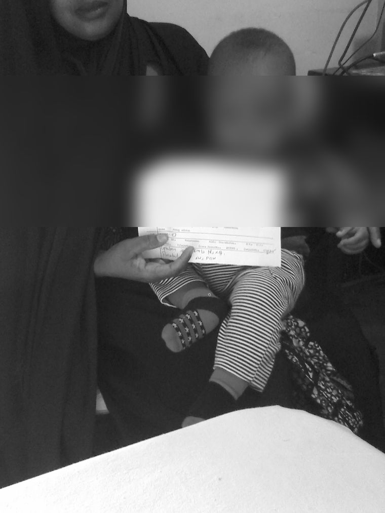 진료 기록을 들고 있는 아이
