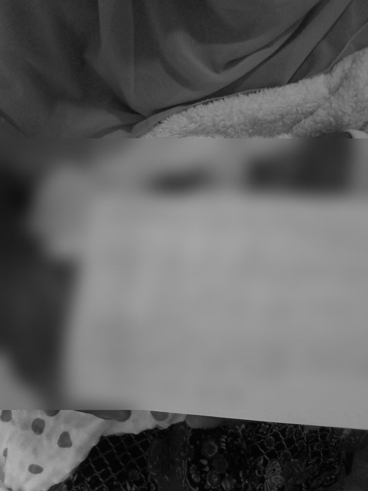 진료 기록을 들고 있는 아이