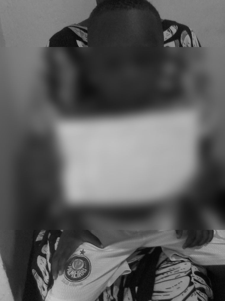 진료 기록을 들고 있는 아이