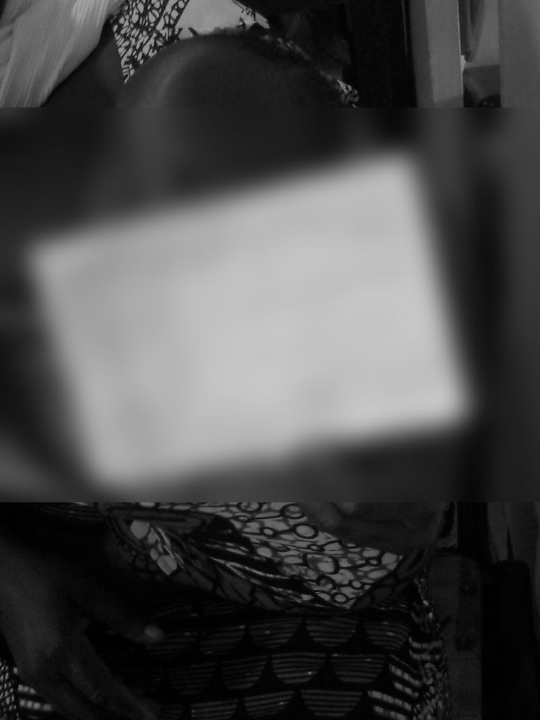 진료 기록을 들고 있는 아이