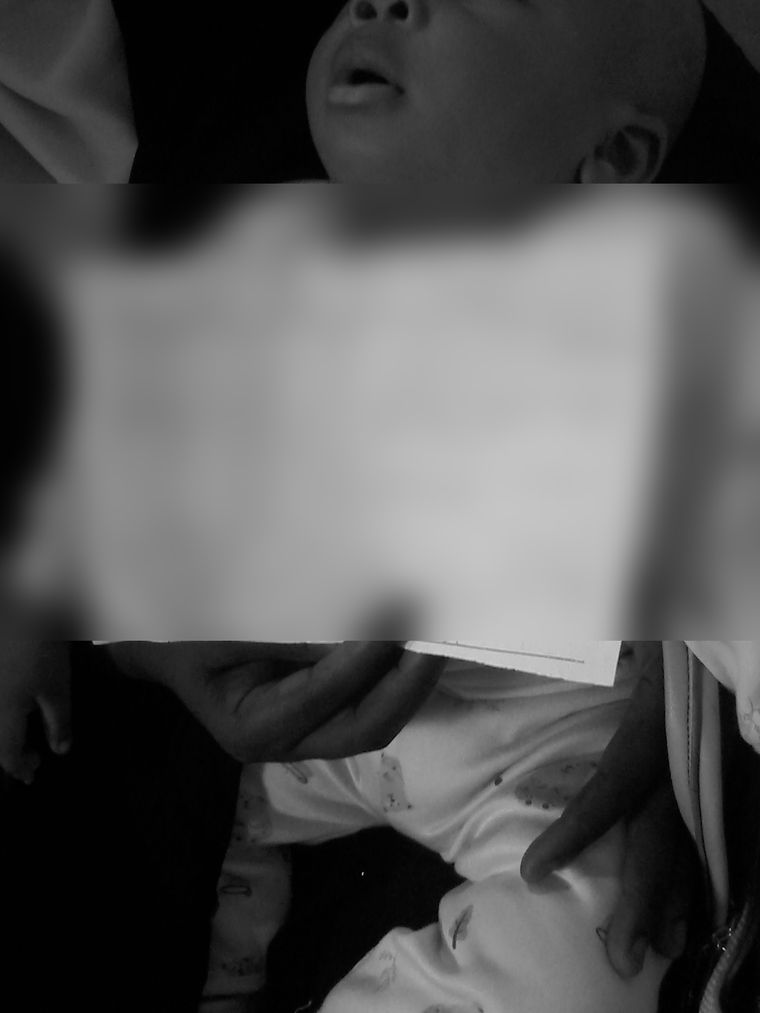 진료 기록을 들고 있는 아이