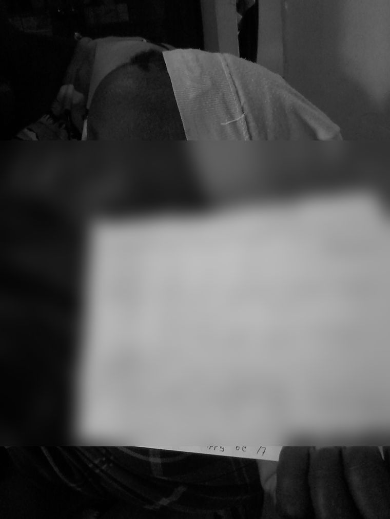 진료 기록을 들고 있는 아이