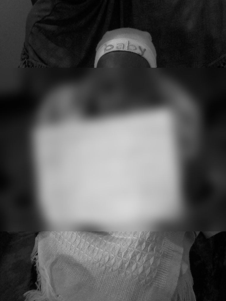 진료 기록을 들고 있는 아이