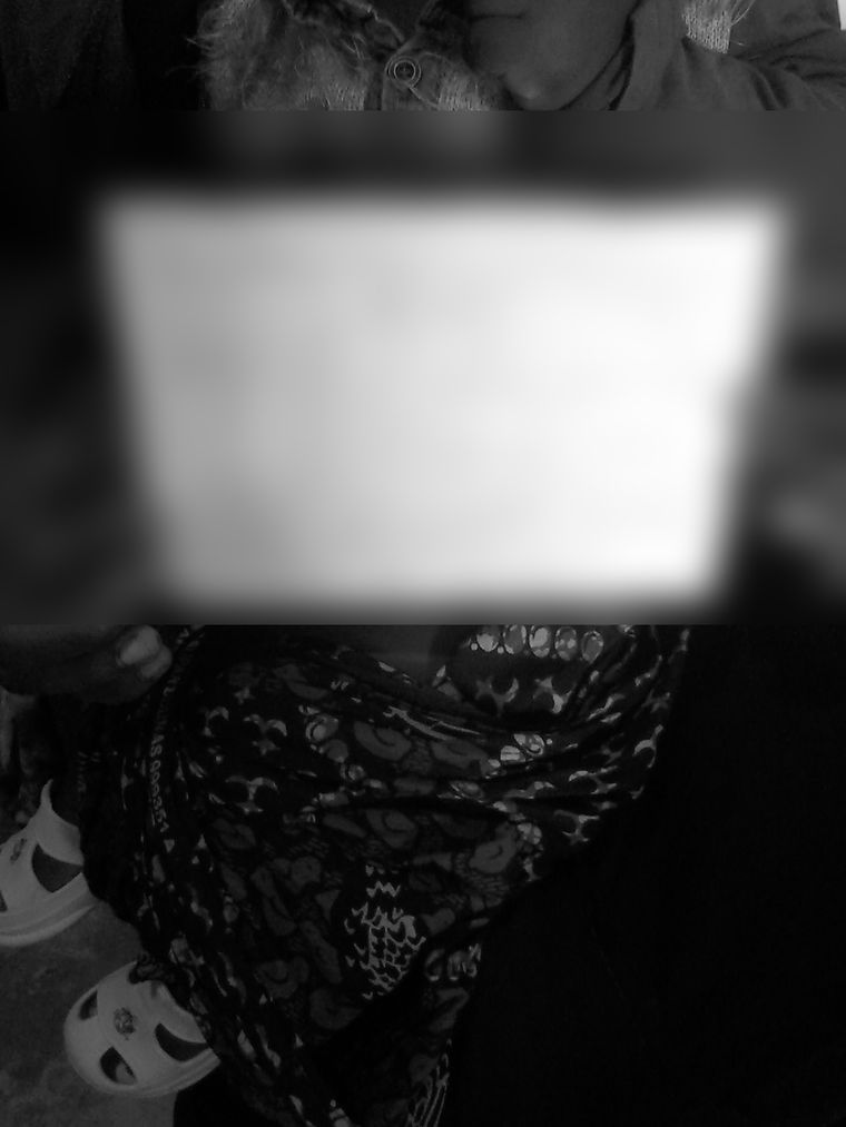 진료 기록을 들고 있는 아이