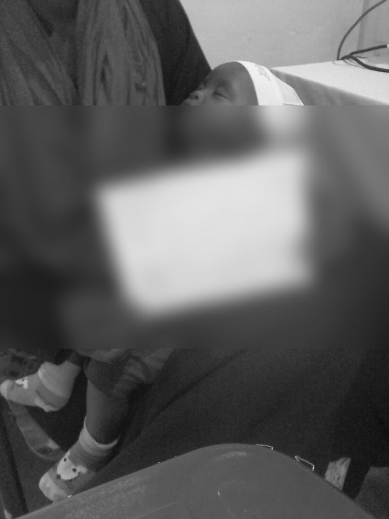 진료 기록을 들고 있는 아이