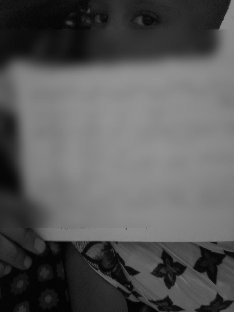 진료 기록을 들고 있는 아이