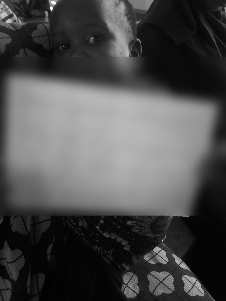 진료 기록을 들고 있는 아이