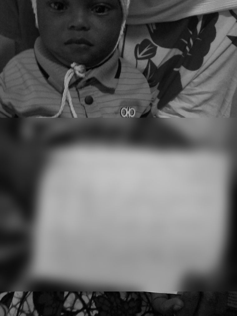 진료 기록을 들고 있는 아이