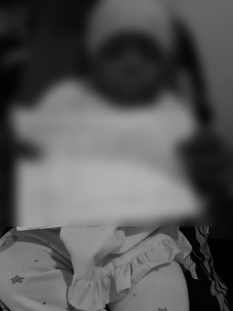 진료 기록을 들고 있는 아이