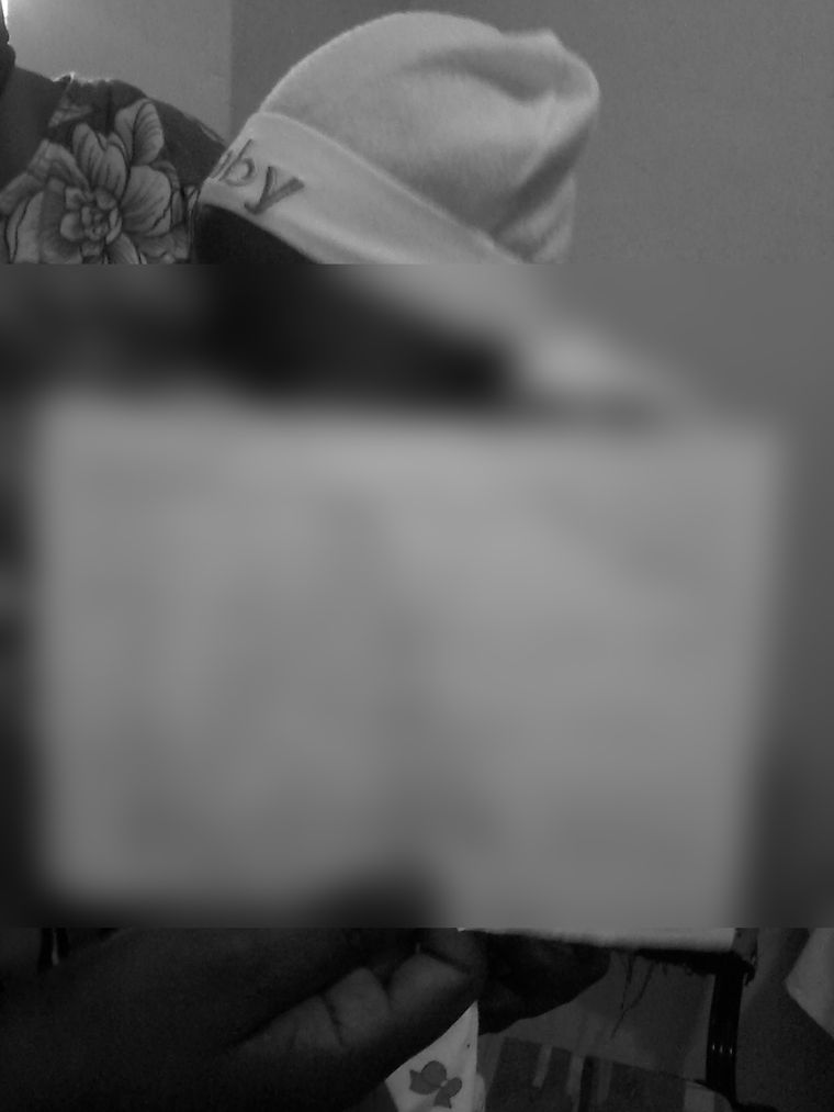 진료 기록을 들고 있는 아이