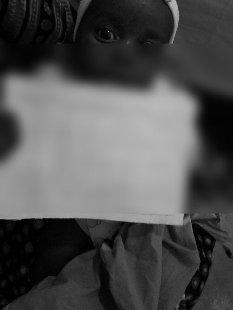 진료 기록을 들고 있는 아이