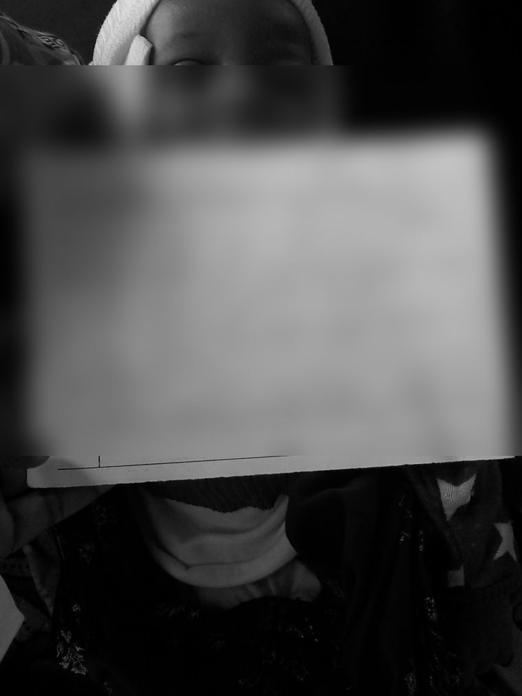 진료 기록을 들고 있는 아이