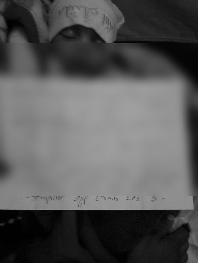 진료 기록을 들고 있는 아이