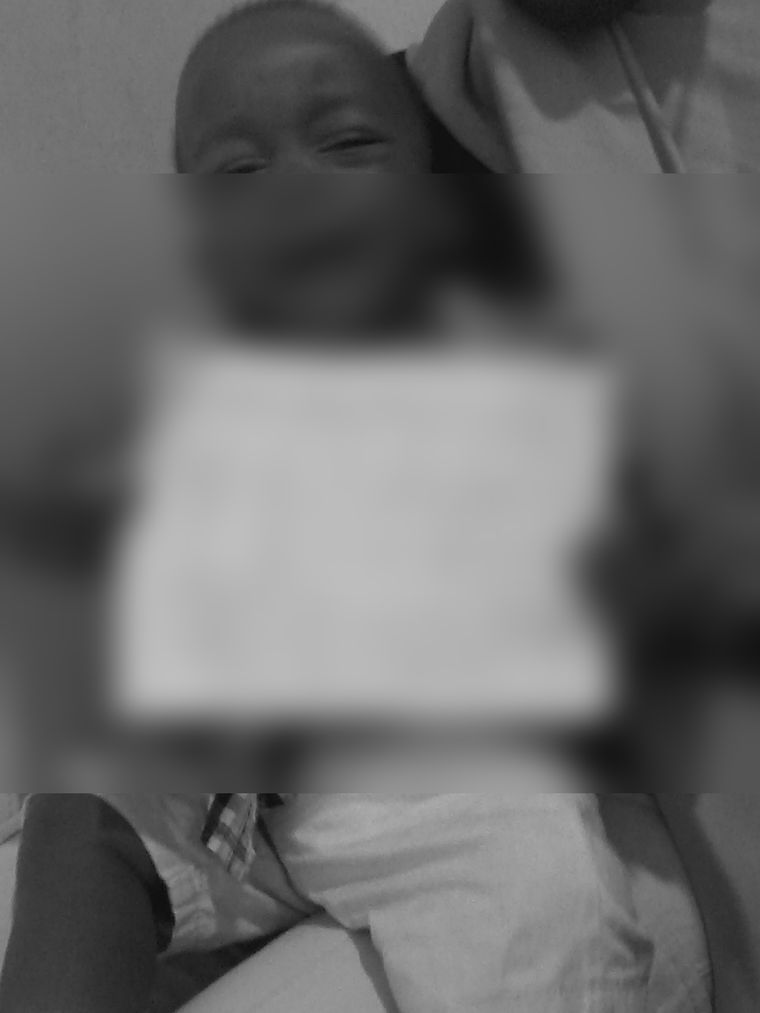 진료 기록을 들고 있는 아이