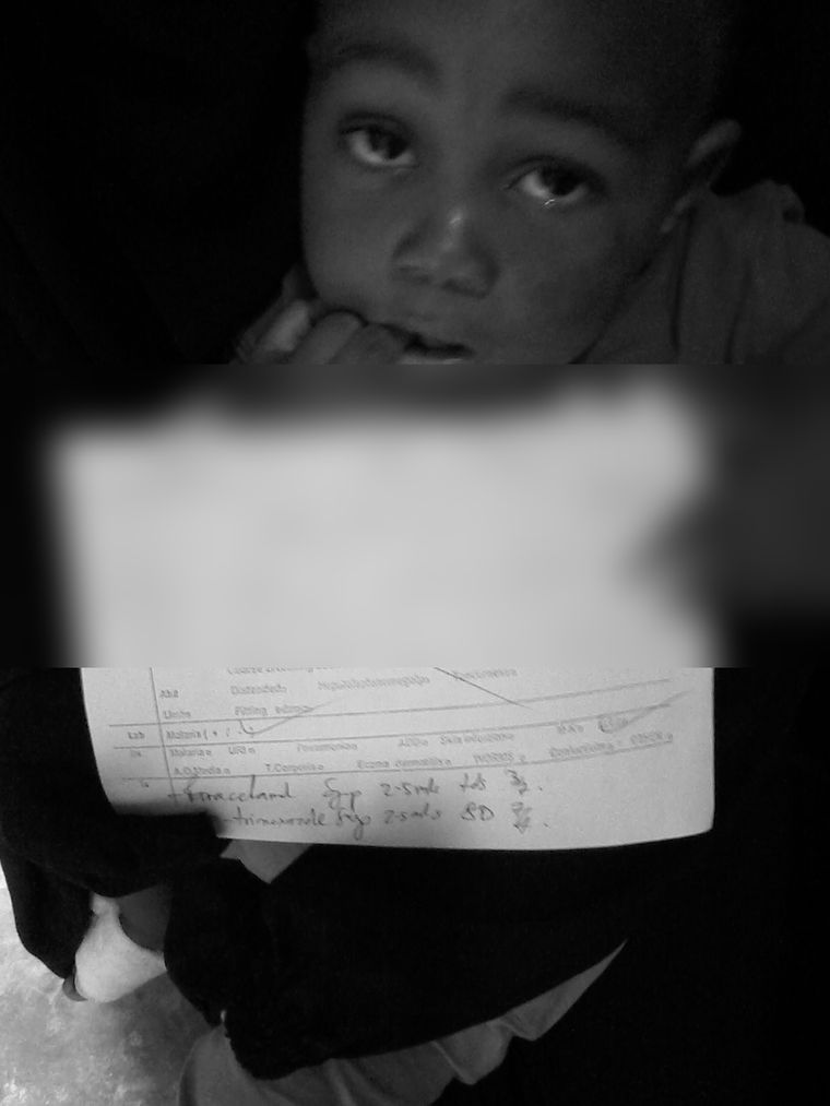 진료 기록을 들고 있는 아이