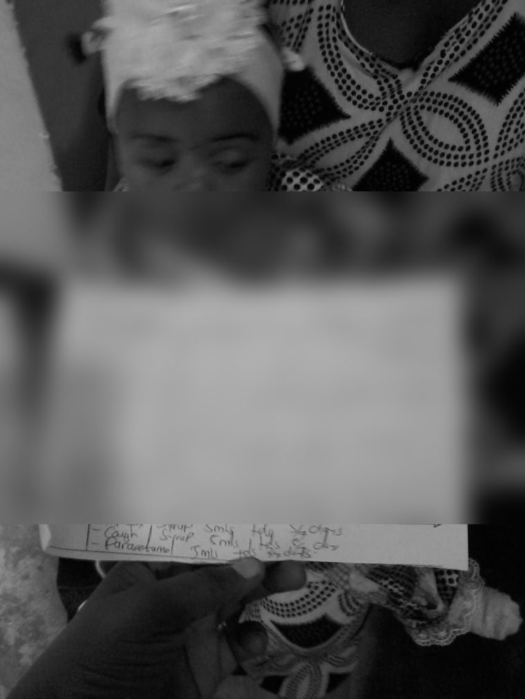 진료 기록을 들고 있는 아이