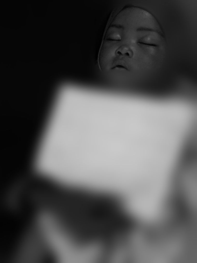 진료 기록을 들고 있는 아이